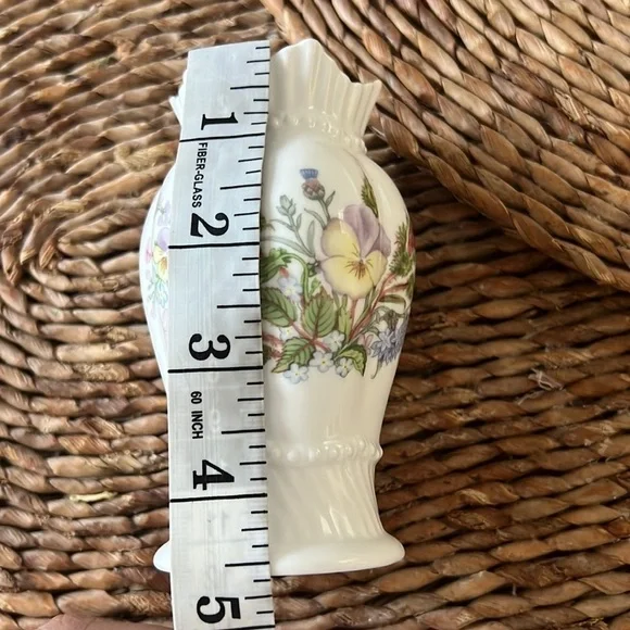 Aynsley (England) Bone China Wild Tudor Vase - Picture 2 of 9